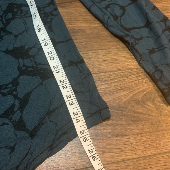 Asymmetrical front hem long sleeved top - Picture 5 of 7